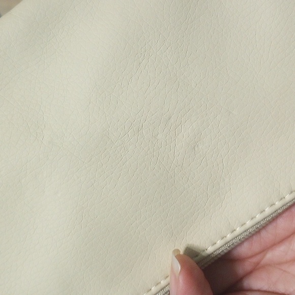 Salvatore Ferragamo Parfums Cream and Gold Chain Bag - Picture 5 of 9